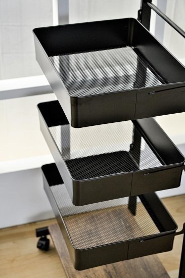 ארגונית 4 קומות עם מגש מעץ מבית Honey Can Do - צבע שחור